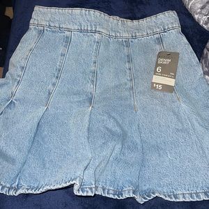 Chic denim skirt